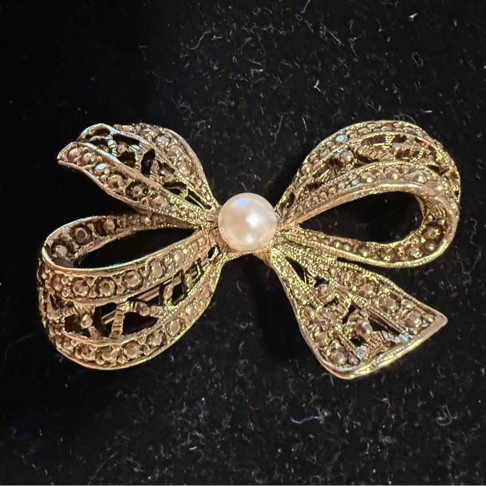 Vintage Gold Bow Brooch with Pearl Accent
